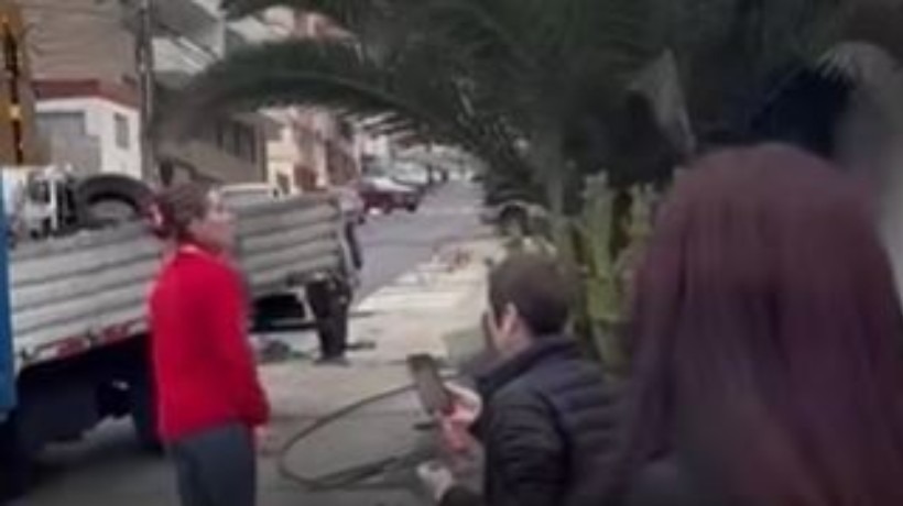 Camión choca contra tres vehículos y destruye jardín de una vivienda en Antofagasta Camión choca contra tres vehículos y destruye jardín de una vivienda en Antofagasta