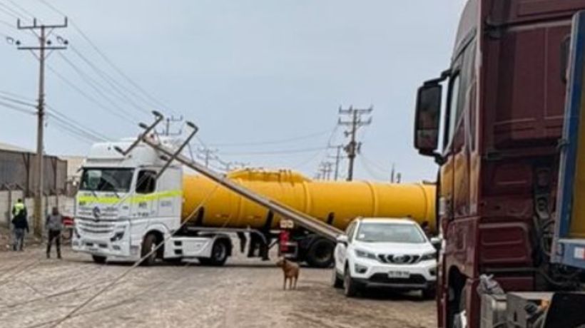 Camión derribó al menos cinco postes y dejó sin luz a más de 3 mil clientes del sector norte de Antofagasta Camión derribó al menos cinco postes y dejó sin luz a más de 3 mil clientes del sector norte de Antofagasta