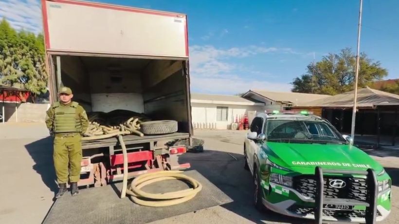 [VIDEO] Sorprenden a sujetos transportando toneladas de cables en carga de camión en Pozo Almonte
