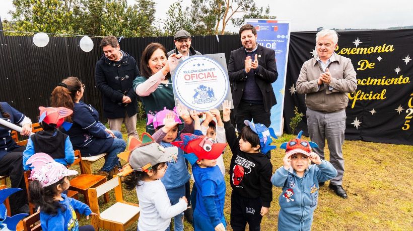 Mineduc entregó placa de Reconocimiento Oficial al Jardín Infantil Regalitos del Cielo en Quemchi Mineduc entregó placa de Reconocimiento Oficial al Jardín Infantil Regalitos del Cielo en Quemchi