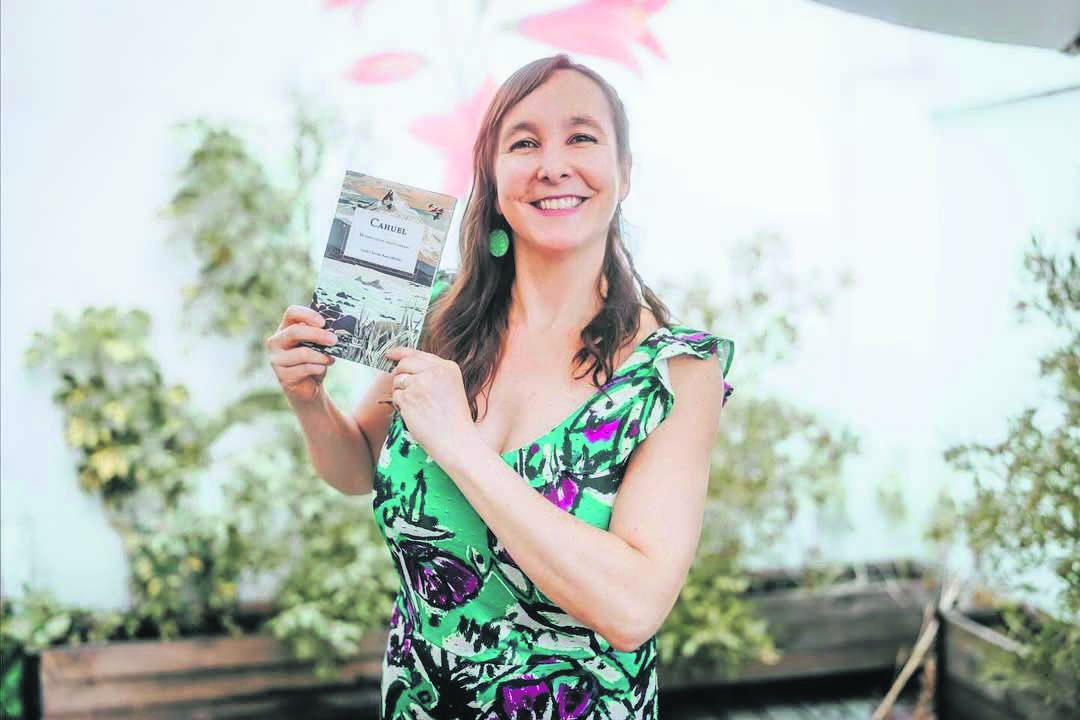 Carla Christie premiada por libro donde retrata su amor por el delfín chileno Carla Christie premiada por libro donde retrata su amor por el delfín chileno