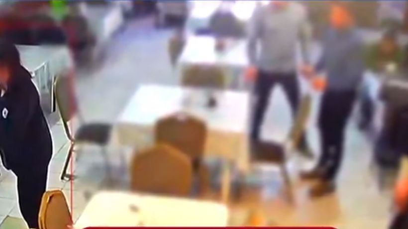 [VIDEO] Mujer apuñaló por la espalda a cliente en restaurante en Pozo Almonte