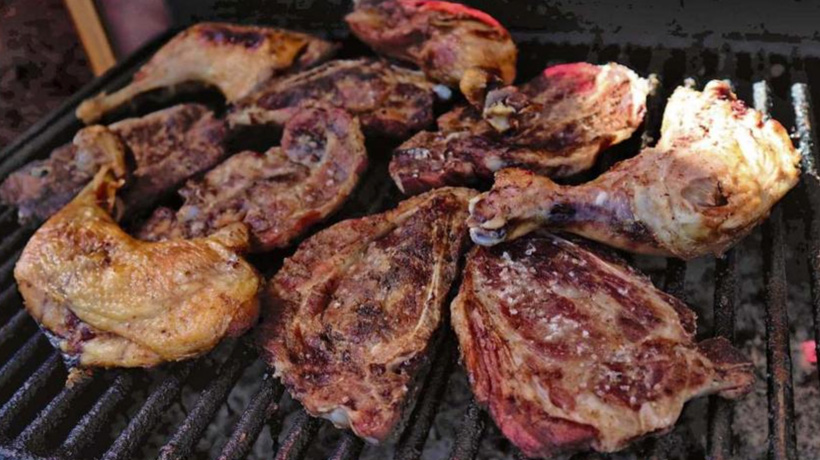 Académicos aconsejan en qué fijarse al comprar carne para "el 18" y cuánto comer en los asados Académicos aconsejan en qué fijarse al comprar carne para "el 18" y cuánto comer en los asados