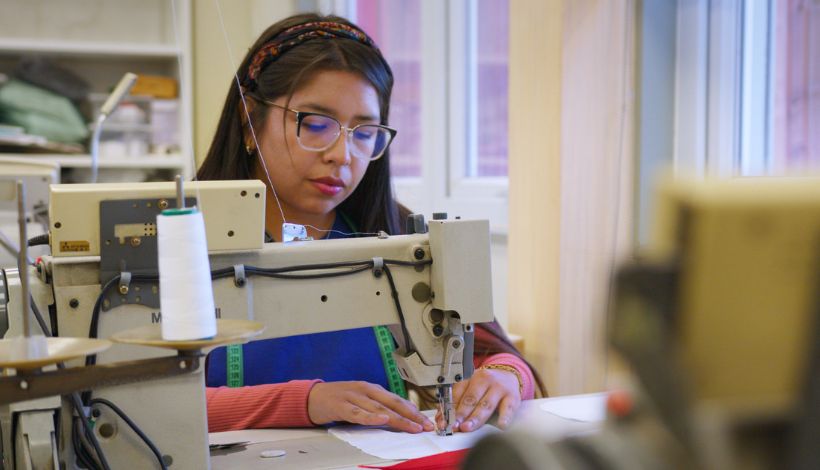 Mujeres encuentran oportunidades laborales a través de la reutilización de uniformes Mujeres encuentran oportunidades laborales a través de la reutilización de uniformes