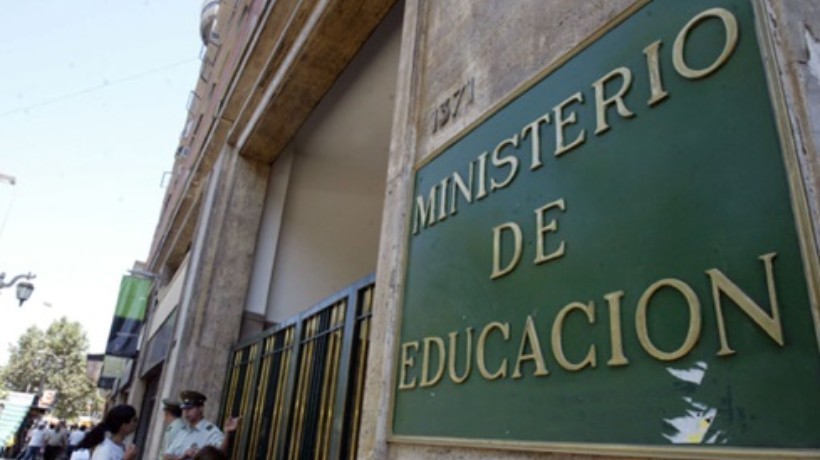 Mineduc adjudica $660 millones a productora vinculada a fundación investigada en Caso Convenios Mineduc adjudica $660 millones a productora vinculada a fundación investigada en Caso Convenios