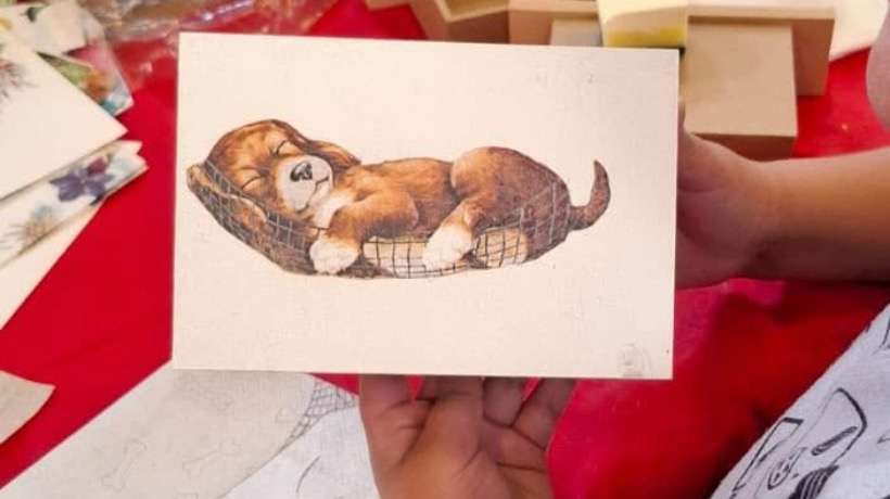 En Quinchao realizan taller de decoupage en la biblioteca para fomentar la creatividad infantil En Quinchao realizan taller de decoupage en la biblioteca para fomentar la creatividad infantil