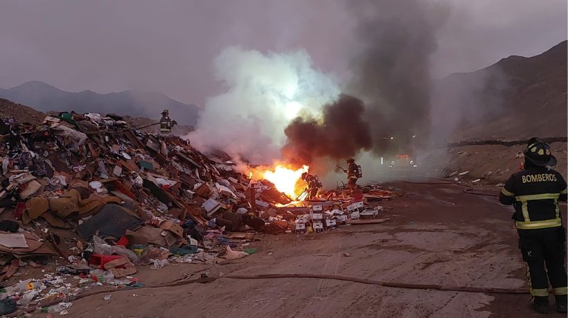 Bomberos mantiene labores de control ante extensa quema de basura en sector norte de Antofagasta Bomberos mantiene labores de control ante extensa quema de basura en sector norte de Antofagasta