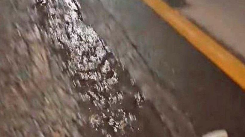 Vecinos de Pinto denuncian que rebalse de alcantarillado contamina canal de regadío Vecinos de Pinto denuncian que rebalse de alcantarillado contamina canal de regadío