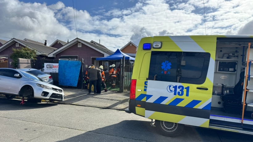 Hombre fue aplastado por un auto mientras cambiaba una rueda en Puerto Montt Hombre fue aplastado por un auto mientras cambiaba una rueda en Puerto Montt