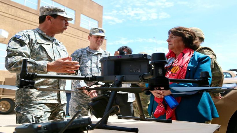 Ministra Delpiano entrega drones en Tarapacá para resguardo de frontera norte