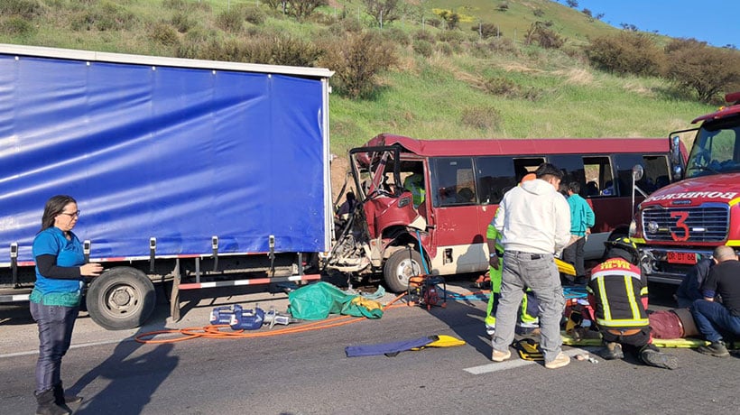 [VIDEO] Colisión de bus escolar y camión deja a menores de edad lesionados en la Ruta 5 Norte