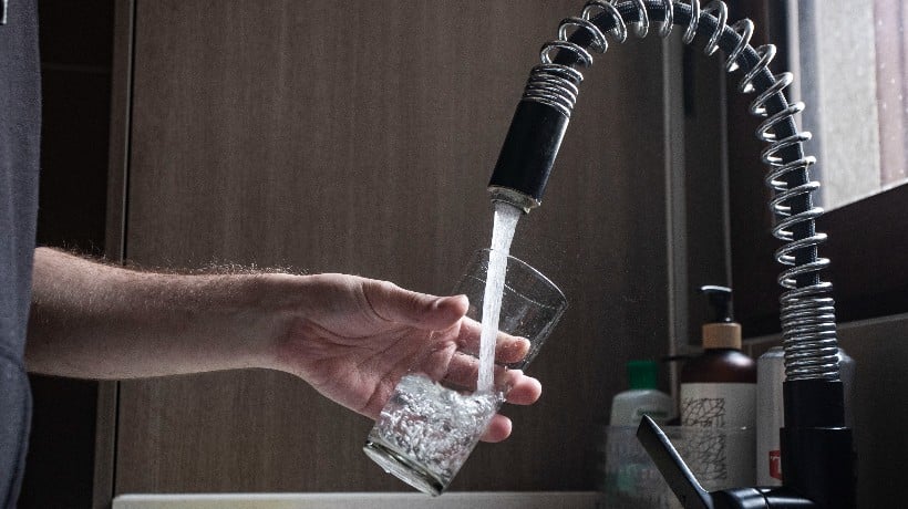 Aguas Antofagasta pagará más de $3.137 millones a 69 mil clientes afectados por cortes de agua en 2023 Aguas Antofagasta pagará más de $3.137 millones a 69 mil clientes afectados por cortes de agua en 2023