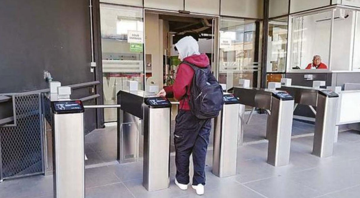 Por motivos de seguridad: PUCV instala torniquetes en sus facultades de Valparaíso y Viña Por motivos de seguridad: PUCV instala torniquetes en sus facultades de Valparaíso y Viña