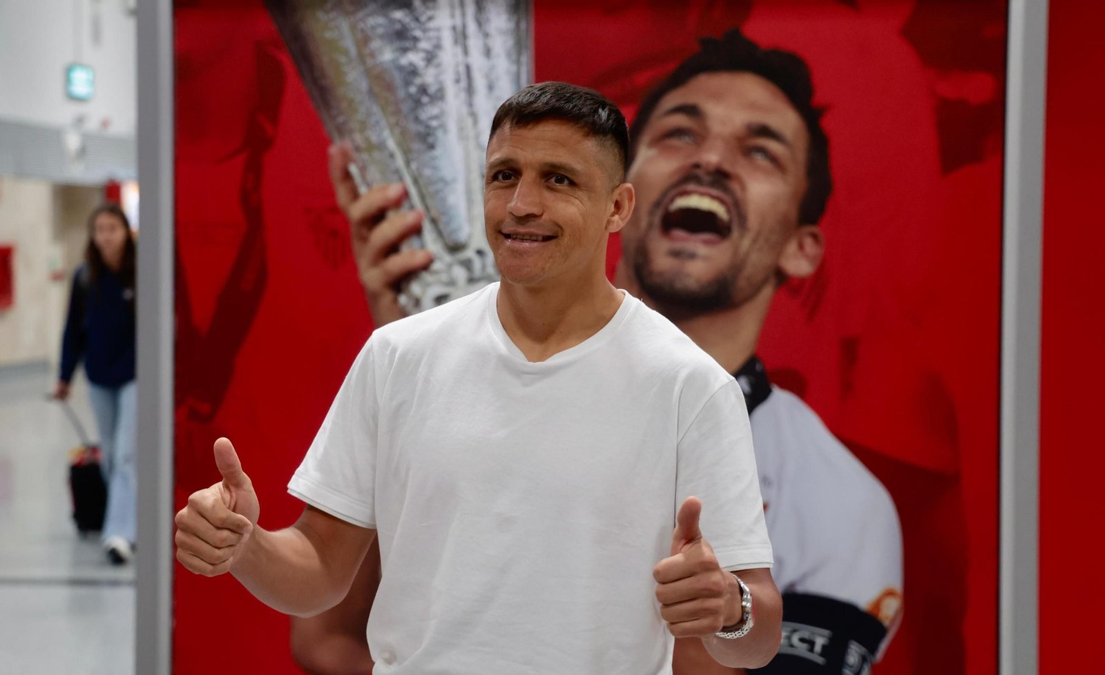 Alexis Sánchez tras su arribo al Sevilla: "Todavía tengo para estar en Europa" Alexis Sánchez tras su arribo al Sevilla: "Todavía tengo para estar en Europa"