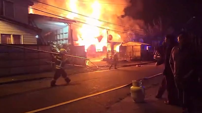 Tres inmuebles fueron afectados por incendio en población Manuel Rodríguez de Puerto Montt Tres inmuebles fueron afectados por incendio en población Manuel Rodríguez de Puerto Montt