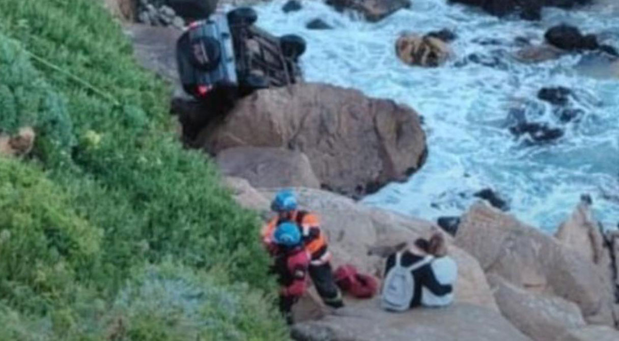 Dos lesionados deja desbarranco de jeep en Avenida Borgoño de Concón Dos lesionados deja desbarranco de jeep en Avenida Borgoño de Concón