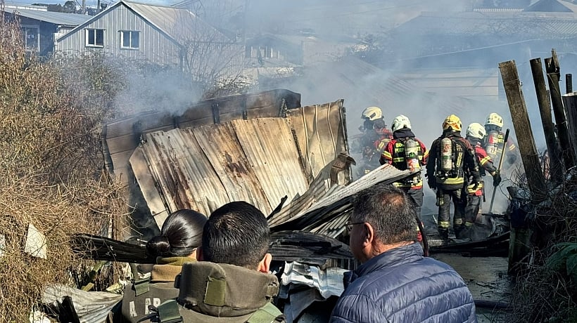 Incendio destruyó precaria vivienda en toma de la población Antonio Varas Norte de Puerto Montt Incendio destruyó precaria vivienda en toma de la población Antonio Varas Norte de Puerto Montt