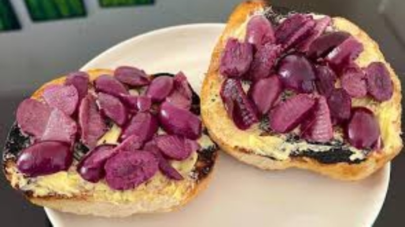 Pan con aceituna morada y mantequilla: la tradición que marca las mañanas en el norte Pan con aceituna morada y mantequilla: la tradición que marca las mañanas en el norte