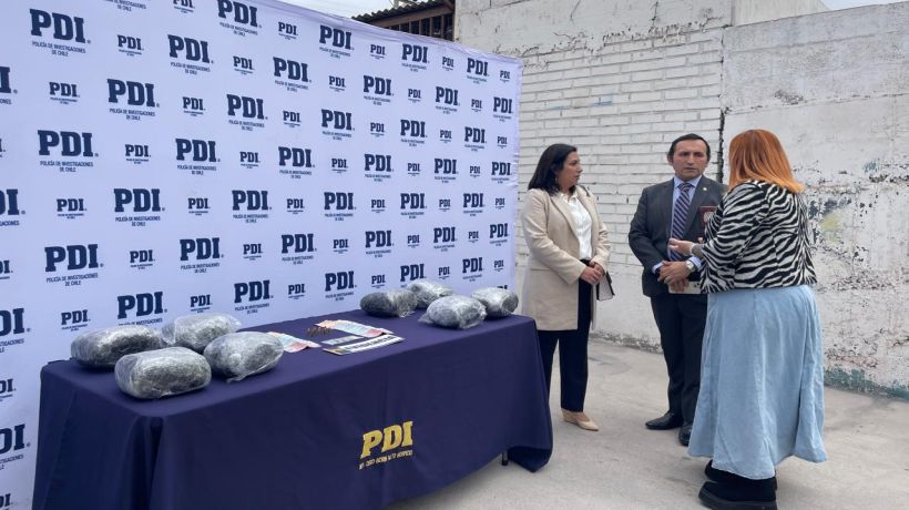Allanan domicilios y detienen a vendedores de droga en Alto Hospicio: incautaron más de ocho kilos de cannabis sativa y municiones Allanan domicilios y detienen a vendedores de droga en Alto Hospicio: incautaron más de ocho kilos de cannabis sativa y municiones