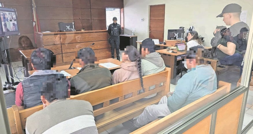 Tenían 14 celulares: Los detalles de la detención de los policías bolivianos en el Hito Cajón Tenían 14 celulares: Los detalles de la detención de los policías bolivianos en el Hito Cajón
