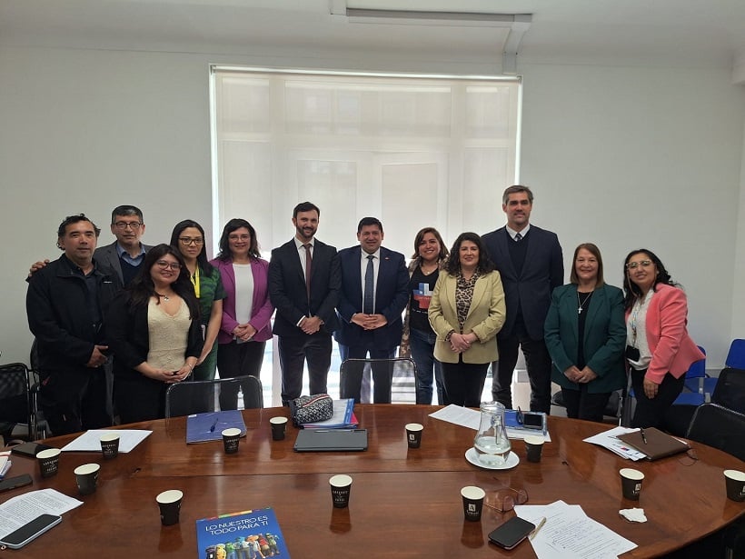 Subsecretario de Redes Asistenciales recibió a delegación de la región de Los Ríos para abordar la situación de la Atención Primaria de Salud Subsecretario de Redes Asistenciales recibió a delegación de la región de Los Ríos para abordar la situación de la Atención Primaria de Salud