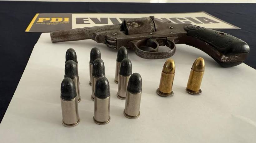 Detienen a pareja por microtráfico y tenencia ilegal de armas en Villa Alemana Detienen a pareja por microtráfico y tenencia ilegal de armas en Villa Alemana