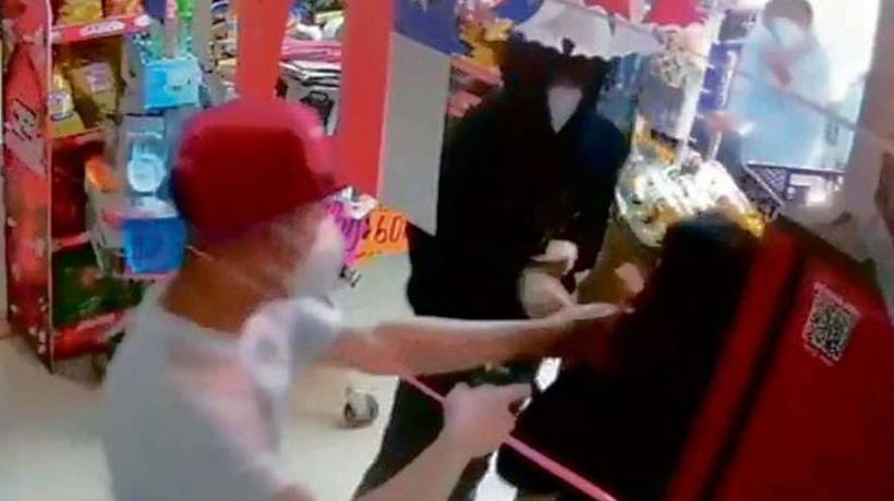 Violento asalto a almacén de San Antonio deja a mujer herida Violento asalto a almacén de San Antonio deja a mujer herida