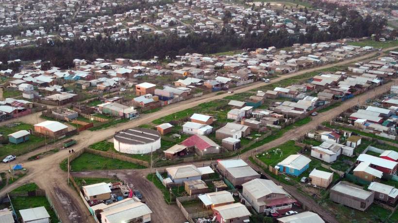 Ministro Montes se reunió con dueños de terreno de la megatoma del cerro Centinela Ministro Montes se reunió con dueños de terreno de la megatoma del cerro Centinela