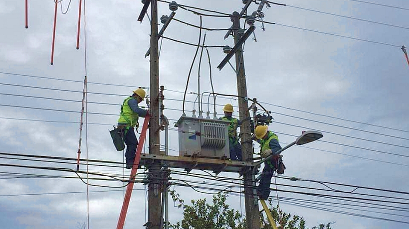 Convenio lleva electricidad a 56 familias en Ancud