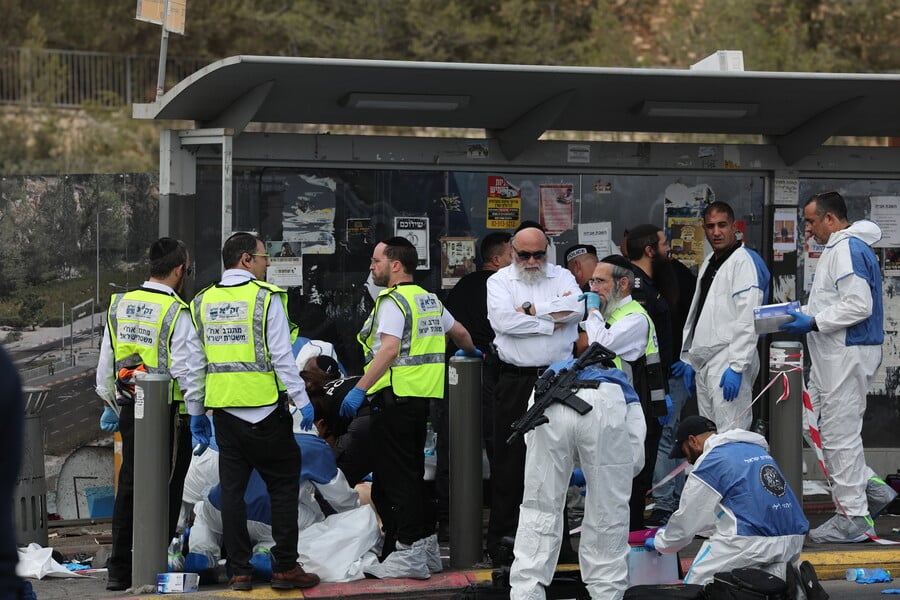 Suben a seis los muertos en el ataque a tiros de Jerusalén Suben a seis los muertos en el ataque a tiros de Jerusalén