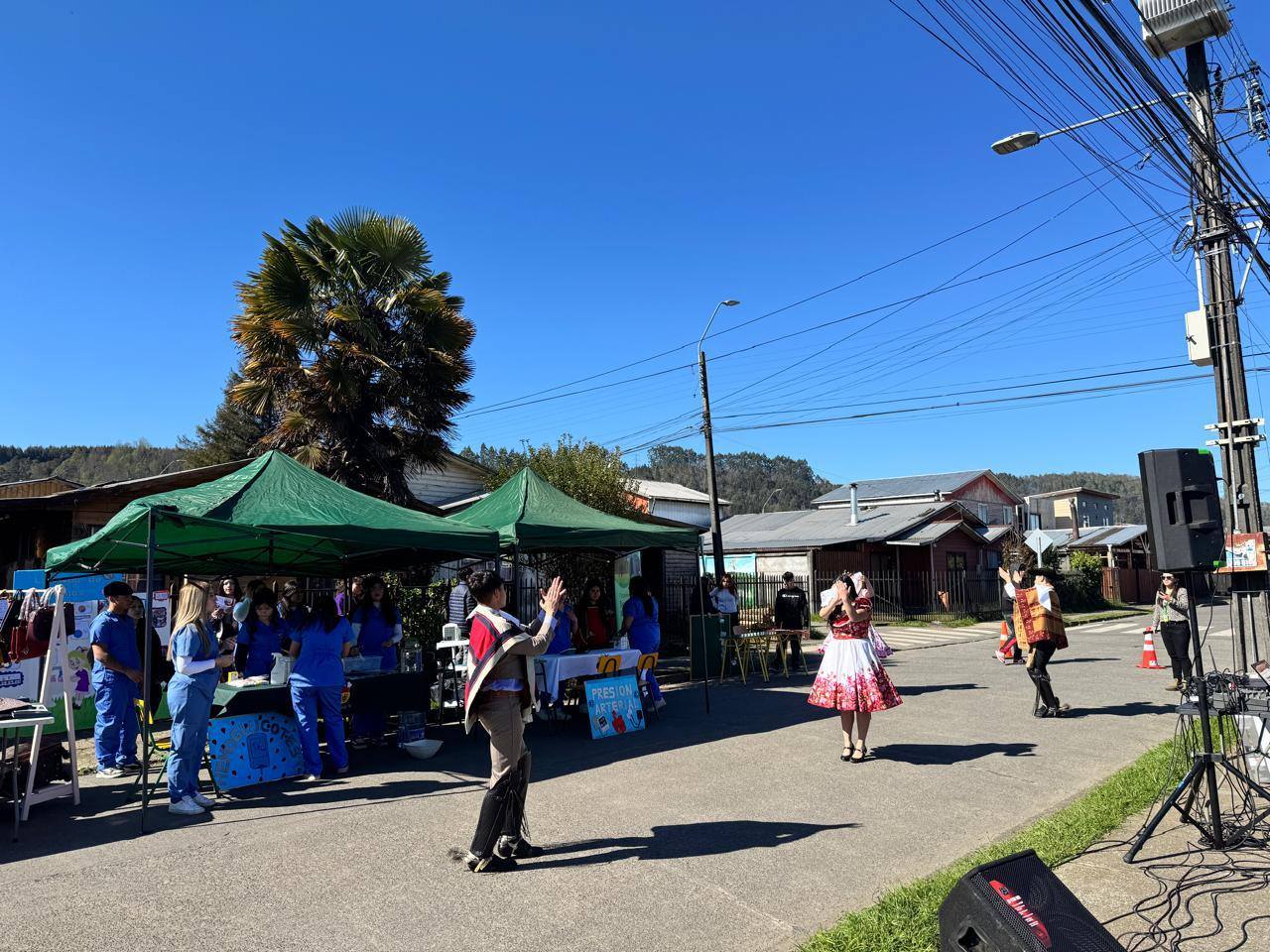 Lanco: Comunidad celebra Fiestas Patrias con cuecas en las calles