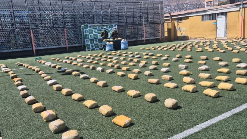 Al menos 10 'burreros' transportaban bultos: Incautan 408 kilos de marihuana en sector fronterizo de Antofagasta Al menos 10 'burreros' transportaban bultos: Incautan 408 kilos de marihuana en sector fronterizo de Antofagasta
