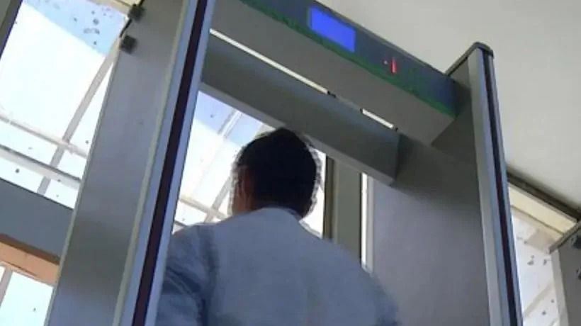 Este miércoles discutirán proyecto que autoriza a instalar detectores de metales en colegios