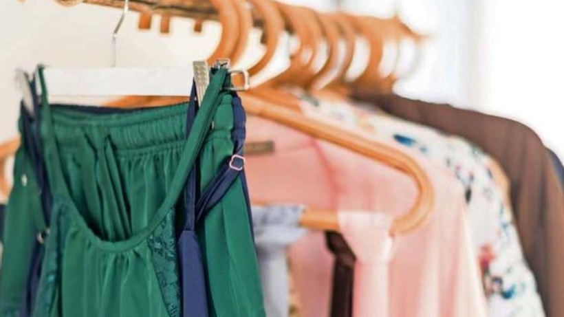 Por sostenibilidad o bajo presupuesto: jóvenes tienden a compartir ropa