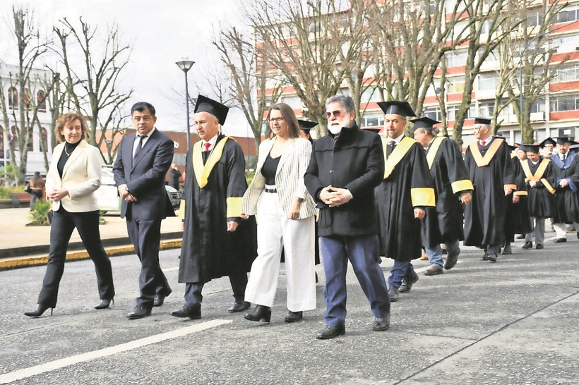 UACh celebró 71 años y renovó tradición que la vincula a Valdivia UACh celebró 71 años y renovó tradición que la vincula a Valdivia