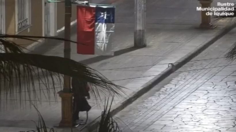 [VIDEO] Sorprenden a hombre robando banderas en el paseo Baquedano de Iquique