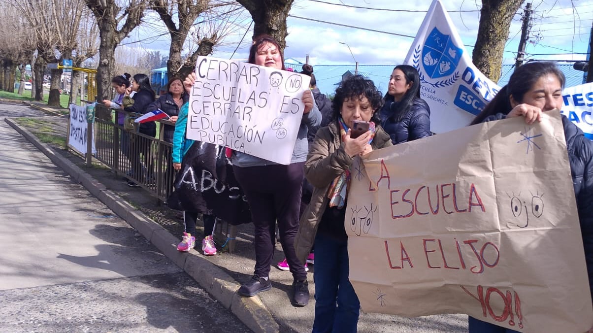 Osorno: funcionarios y apoderados protestan tras anuncio de eventual fusión y cierre de establecimientos educacionales