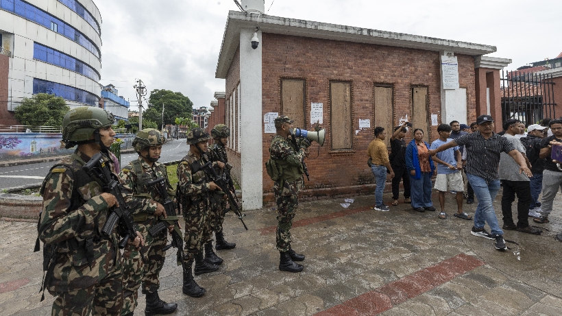 El presidente de Nepal promete una salida constitucional a la crisis tras caer el Gobierno