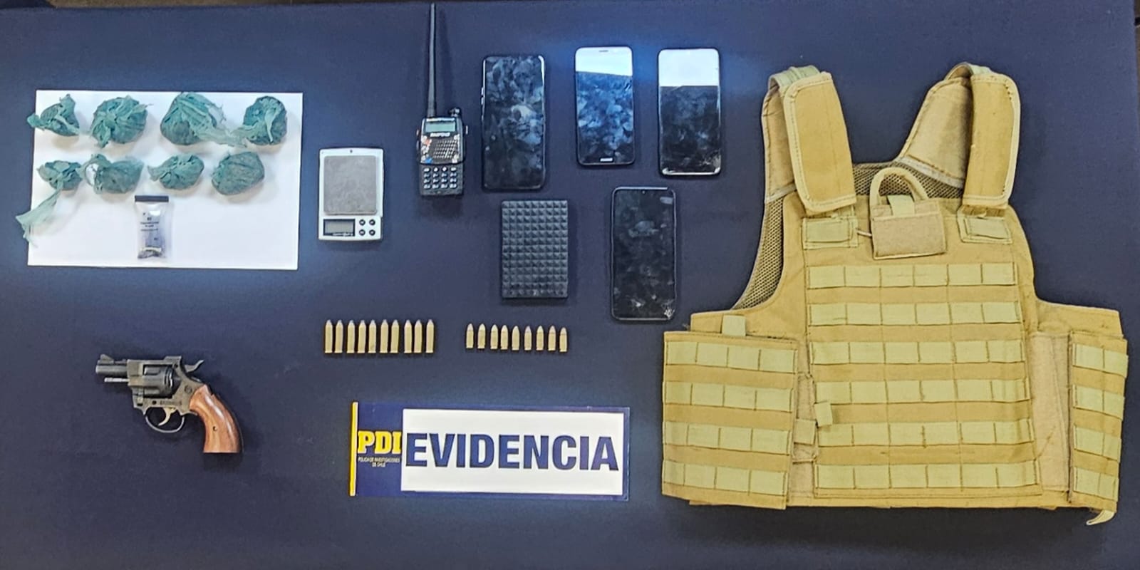 Detuvieron a 13 personas en operativo policial en poblaciones de Valdivia Detuvieron a 13 personas en operativo policial en poblaciones de Valdivia