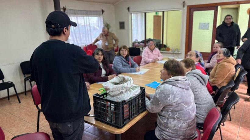 Realizan taller de huertos para fomentar el envejecimiento activo y autonomía en personas mayores