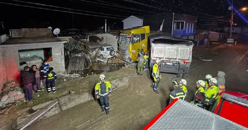 Camión impactó dos viviendas en la Ruta C-46 sector Huasco Bajo: sus moradores salvaron de milagro Camión impactó dos viviendas en la Ruta C-46 sector Huasco Bajo: sus moradores salvaron de milagro