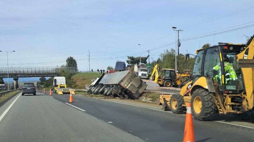 Llanquihue: Continúa la limpieza de calzada tras volcamiento de camión con vísceras de salmón