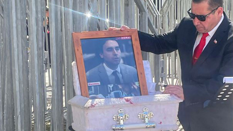 Mirosevic denuncia nueva amenaza del ‘Pastor’ Soto tras poner su imagen sobre ataúd frente al Congreso Mirosevic denuncia nueva amenaza del ‘Pastor’ Soto tras poner su imagen sobre ataúd frente al Congreso