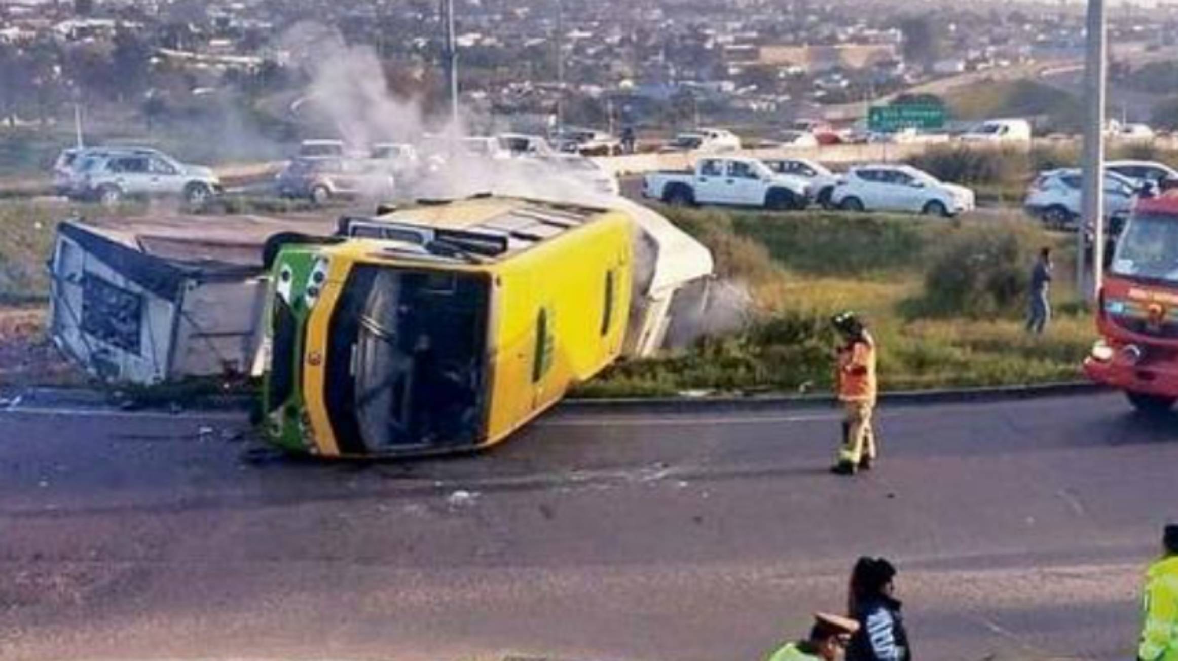 Accidente en rotonda dejó dos heridos y una micro volcada en San Antonio Accidente en rotonda dejó dos heridos y una micro volcada en San Antonio