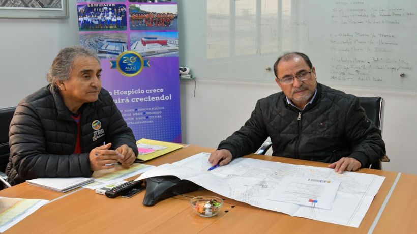 Alcalde Ferreira confirma la pavimentación de cinco calles y el mejoramiento de dos veredas en Alto Hospicio Alcalde Ferreira confirma la pavimentación de cinco calles y el mejoramiento de dos veredas en Alto Hospicio