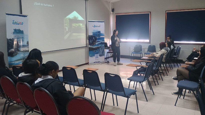 Ancud inició ciclo de charlas formativas para estudiantes de Turismo en el Colegio El Pilar