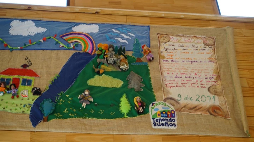 Exposición de arpilleras en Castro por Vecinas del Barrio Tejiendo Sueños