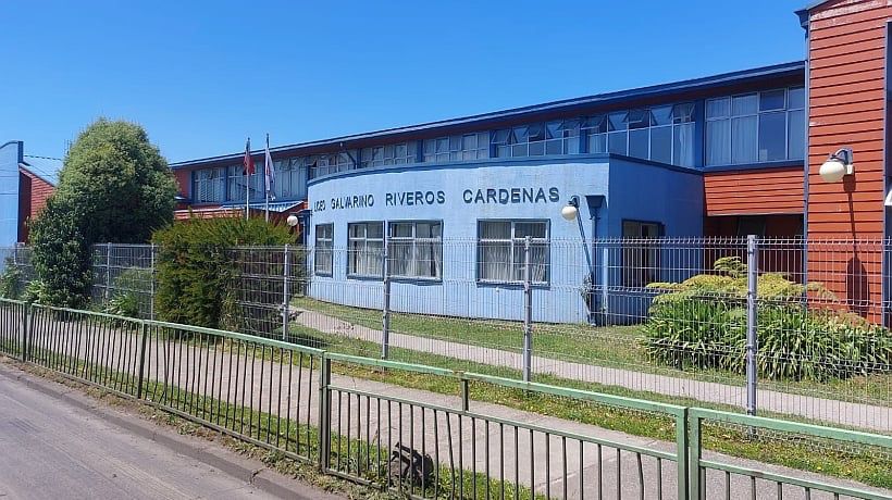 Estudiantes del Liceo Galvarino Riveros Cárdenas abandonaron establecimiento por falta de calefacción Estudiantes del Liceo Galvarino Riveros Cárdenas abandonaron establecimiento por falta de calefacción