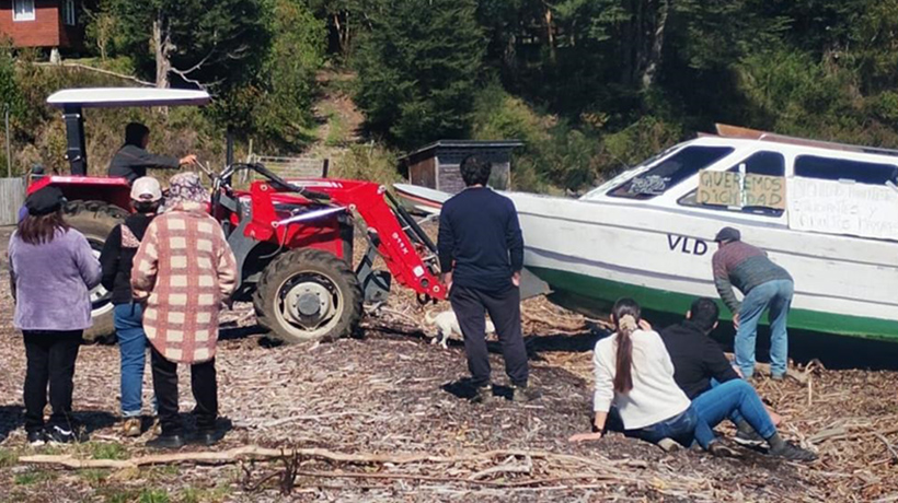 Vecinos de sector Las Gaviotas en Puerto Octay retienen lancha para exigir transporte terrestre Vecinos de sector Las Gaviotas en Puerto Octay retienen lancha para exigir transporte terrestre