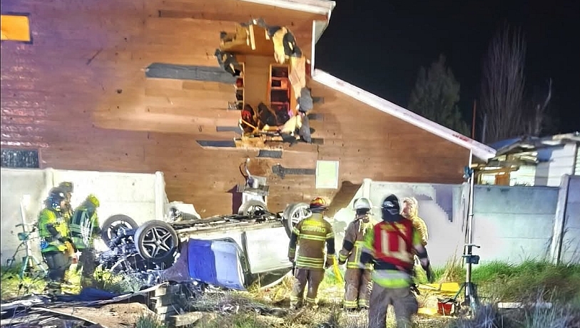 Auto “voló” antes de impactar con el segundo piso de una casa en Castro